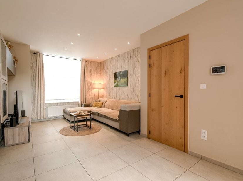 Welkom in de Handzamestraat 49, een instapklare woning in het hart van Kortemark. Hier woont u op wandelafstand van supermarkten, scholen, openbaar ve