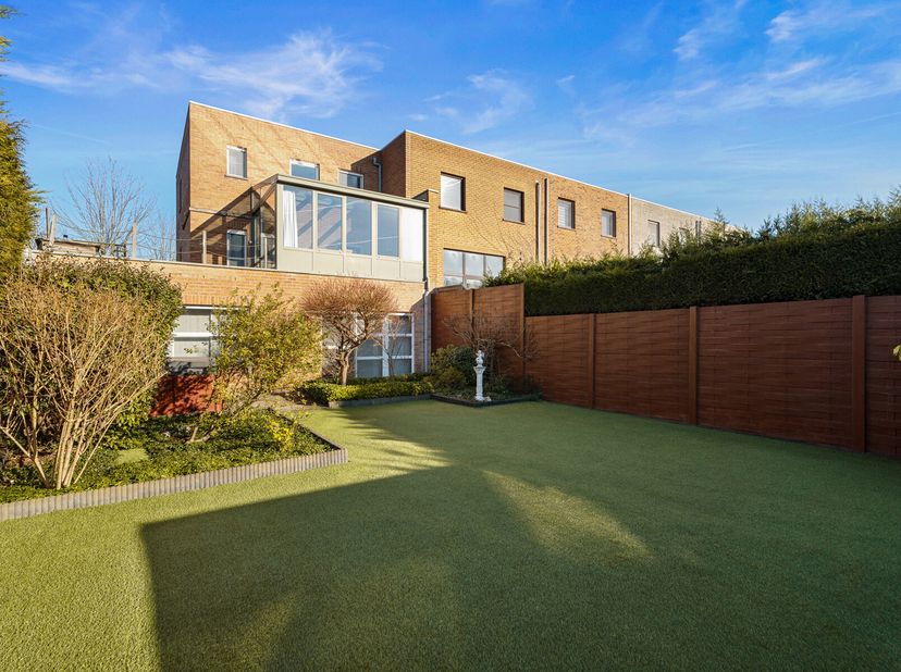 Ruime gezinswoning in een rustige, residentiële wijk nabij het centrum van Aartselaar&lt;br /&gt;
Deze woning, gebouwd in 1997 met hoogwaardige materialen,