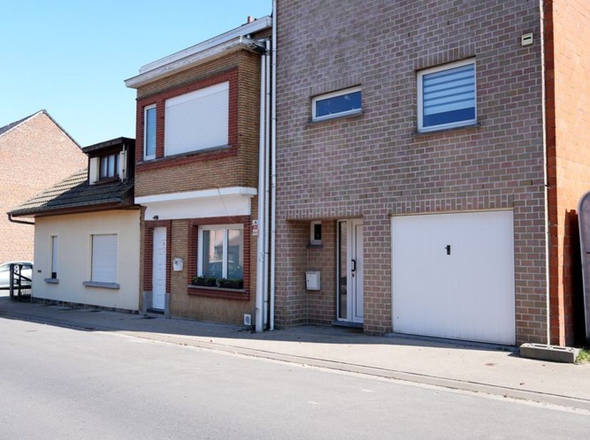 Gelegen in een  rustige, residentiële buurt vindt u deze instapklare bel-étage woning die smaakvol gerenoveerd is in 2022.&lt;br /&gt;
&lt;br /&gt;
Met zijn royal