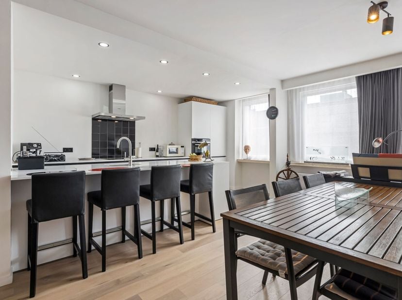 Op zoek naar een stijlvol en zorgeloos appartement in een rustige buurt, maar toch dichtbij alles? Dit instapklare appartement op de eerste verdieping