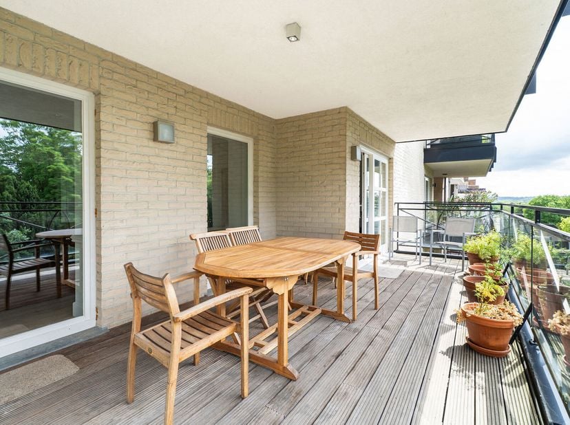 Victoire - Junot a le plaisir de vous présenter ce magnifique appartement de 234 m², idéalement situé au 4e étage dun immeuble de standing, sur lune d