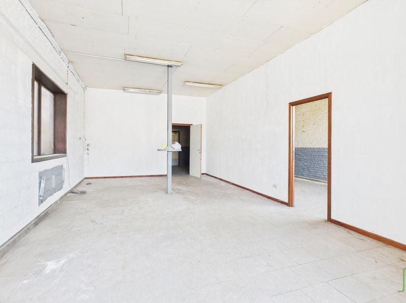 LOYER : 450euro. Ces bureaux ou atelier de 88 m² se situent en plein centre de Tamines, tout en étant retiré dans une zone industrielle, à proximité d