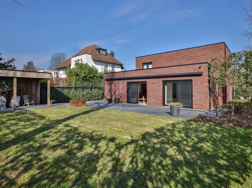 In het centrum van Hove, bieden wij u deze recente en energiezuinige villa (224m²) aan. De woning is gelegen op een zuidgericht perceel van 680m².&lt;br