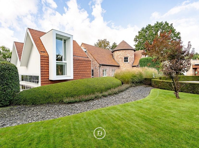 Derrière une allée de 70 mètres de long, se trouve cette impressionnante villa. Avec une surface habitable généreuse de 711m² sur un terrain de près d