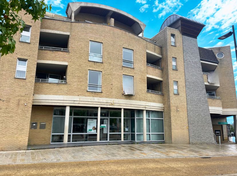 Handelsgelijkvloers groot 433m² met 3 ondergrondse autostaanplaatsen en kelder. Dit pand, gekend als een voormalig bankfiliaal, is gelegen op een comm