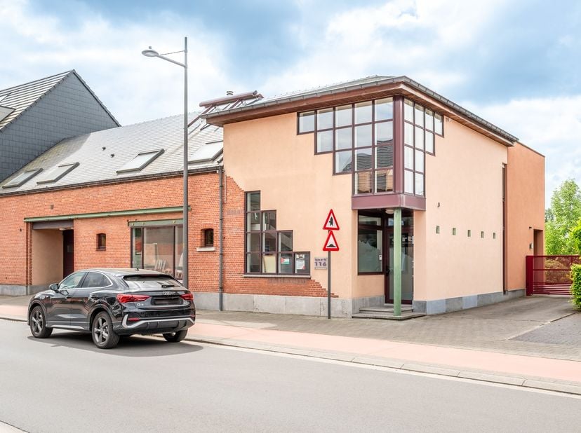 In het rustige Ruisbroek (Puurs) ligt deze veelzijdige handelswoning op een ruim perceel, waar wonen en werken moeiteloos in elkaar overvloeien. De wo