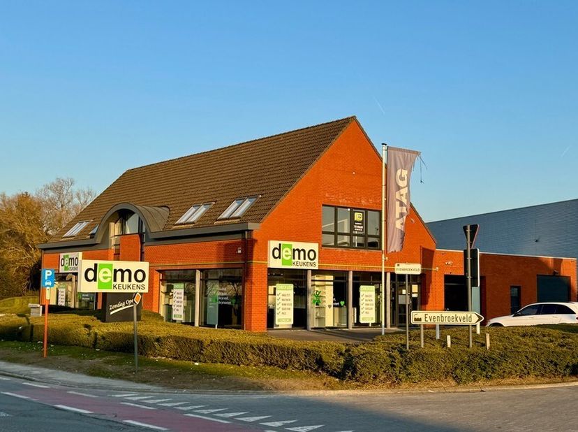 600m² commercieel gelegen winkelruimte te huur&lt;br /&gt;
Ligging: langs drukke invalsweg (N46) naar Aalst, nabij afrit 18 Erpe-Mere van E40 (Brussel -Oost