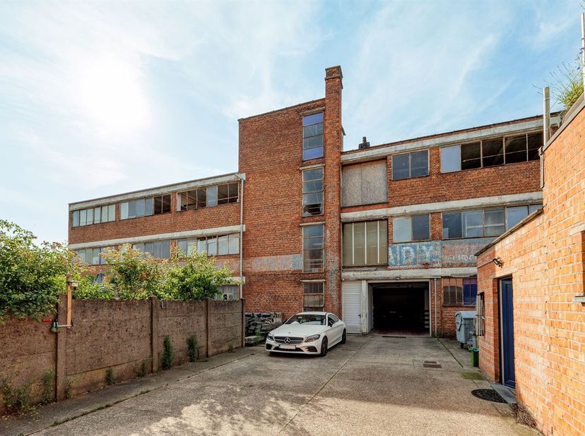 Atelier (1350m²) te koop in het centrum van Sint-Niklaas&lt;br /&gt;
Ligging: &lt;br /&gt;
Zeer centraal gelegen magazijn te Sint-Niklaas. Op zoek naar een groot