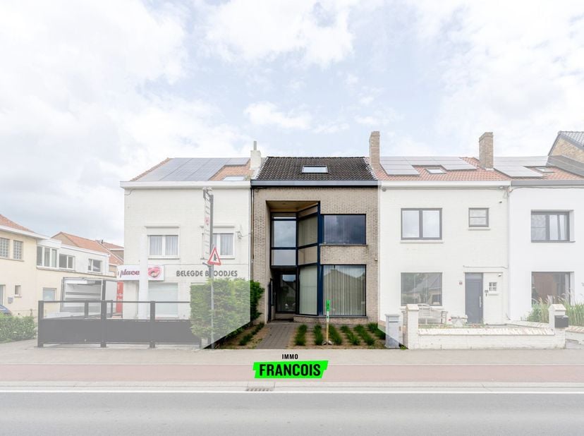 Bent u op zoek naar een originele woonst met een professionele insteek? Welkom op Gistelsesteenweg 17 in Oostende, waar wonen en werken naadloos in el