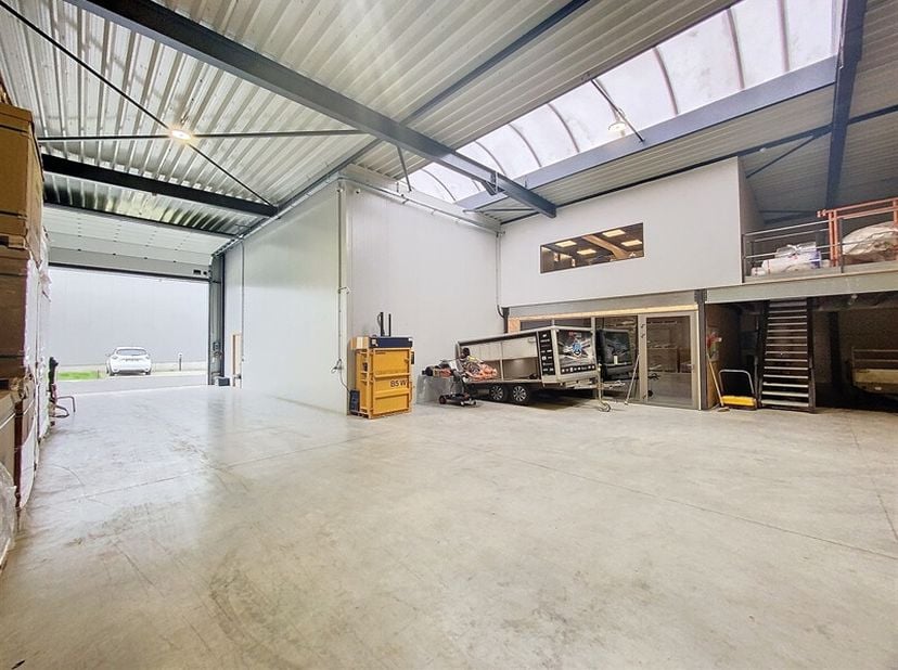 Idéalement situé proche des axes principaux, entrepôt neuf full équipé développant une superficie au sol de 504 m2 + 140 m2 en étage.&lt;br /&gt;
Grande zon