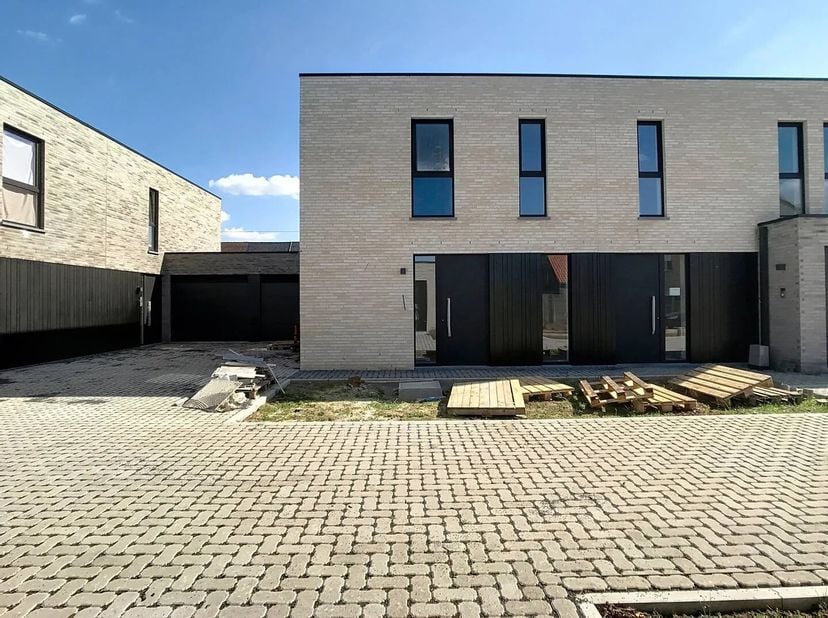 Deze nieuwbouwwoning is gelegen in een rustig woonerf te Borsbeke (Herzele), nabij het station. &lt;br /&gt;
Dit halfopen huis telt 3 slaapkamer en werd voo