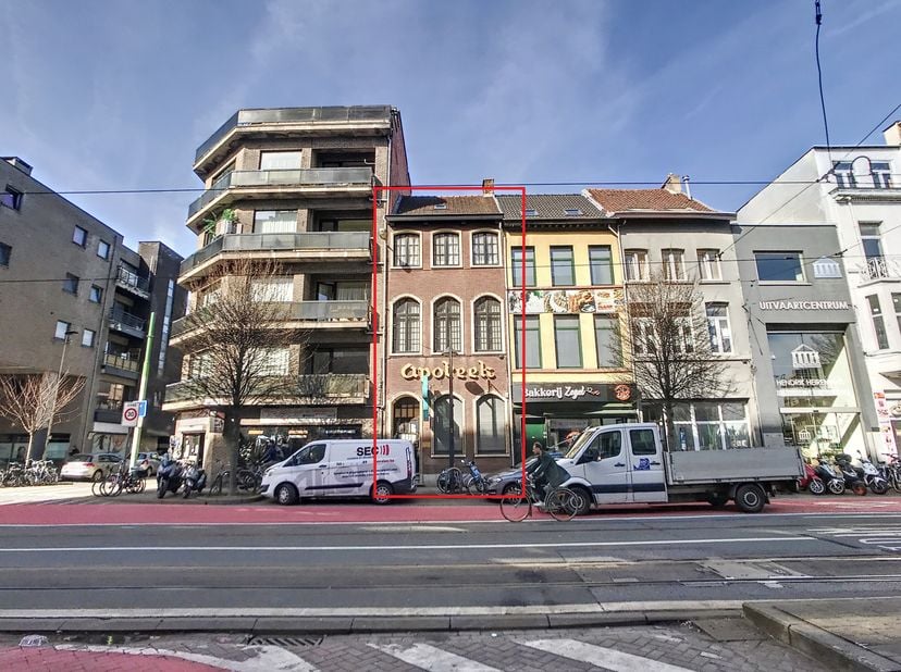 Cette maison de commerce à vendre est située sur la Turnhoutsebaan à Borgerhout.&lt;br /&gt;
Actuellement, le bâtiment commercial a été converti en ancienne