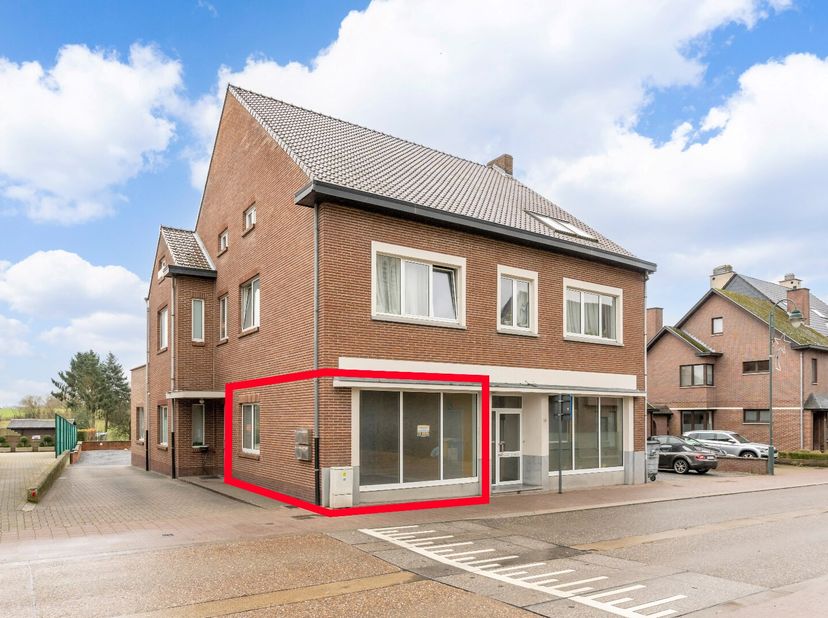 Kantoorruimte gelegen langs de Centrumstraat in Opglabbeek. De ruimte heeft een oppervlakte van 30m² en beschikt tevens over een apart toilet. Aan de