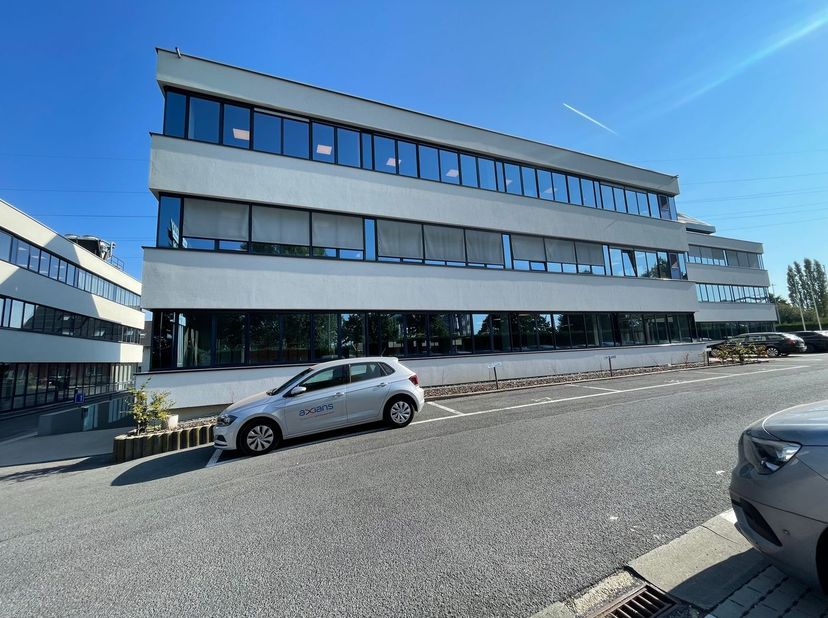 Fenomenaal gelegen kantoor van 560 m² te huur langs de afrit van E17 en R4. De kantoorruimte is gelegen op het gelijkvloers, kwalitatief afgewerkt, in