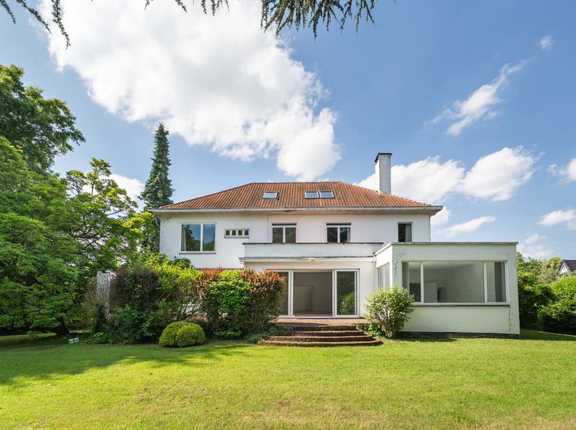 CD Properties stelt u deze charmante open bebouwing voor, gelegen in een van de meest begeerde lanen van de wijk Observatorium in Ukkel. De woning sta