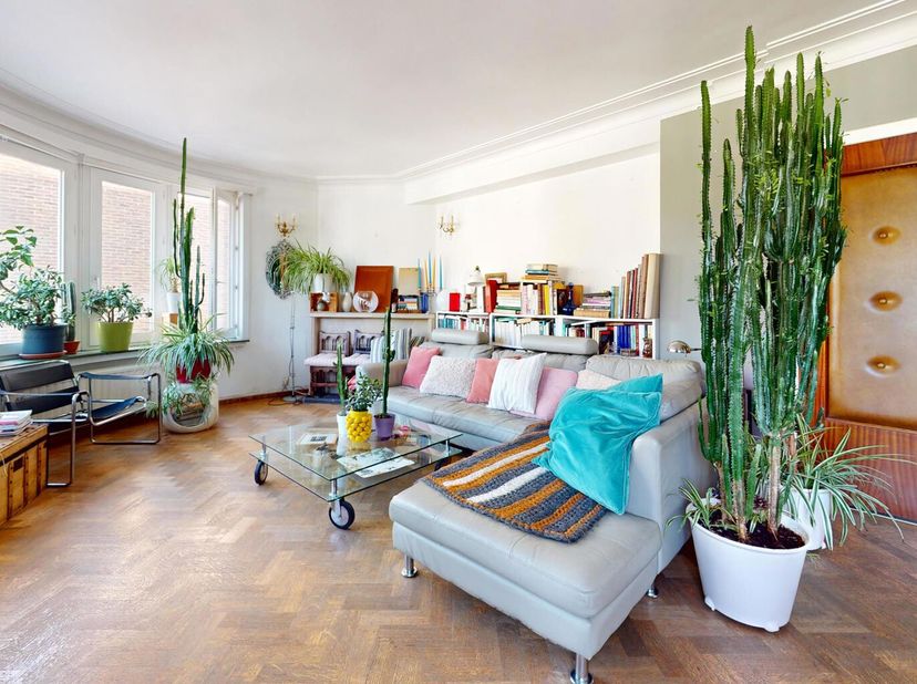 Dit ruime appartement met karakter is ideaal gelegen in de wijk Chant d&#039;Oiseau, op een steenworp afstand van het Woluwepark. Het zal je verleiden met