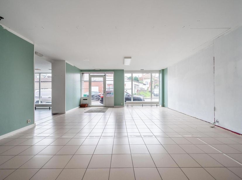 De commerciële begane grond is ideaal gelegen en heeft een commerciële oppervlakte van 190 m ² met vitrine, 3 kamers kantoren of &quot;showroom&quot;, toilet en