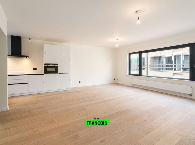 Dit instapklare appartement is gelegen op wandelafstand van de Tieltse Markt, op de tweede verdieping van een kleinschalige residentie bestaande uit d