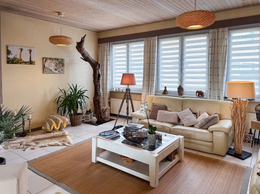 Ontdek deze aangename, ruime bel-etage woning in het hart van Strombeek, dichtbij vele faciliteiten (winkels, openbaar vervoer, scholen,..). Met een m