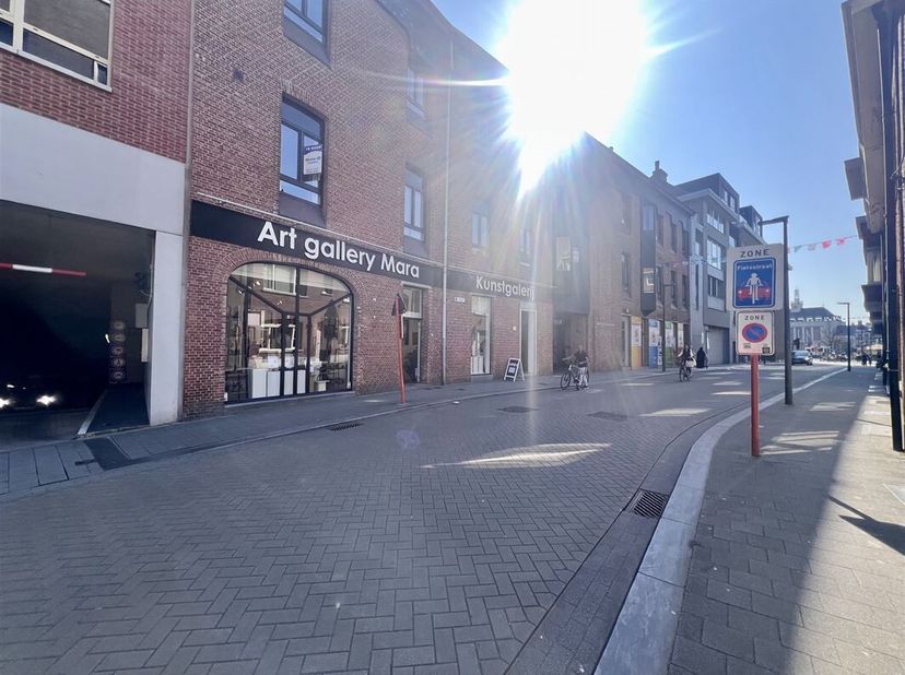 Dit 3-slaapkamer appartement is ideaal gelegen op slechts 50 meter van de bruisende Grote Markt. Het bevindt zich op de 1e verdieping van een kleinsch