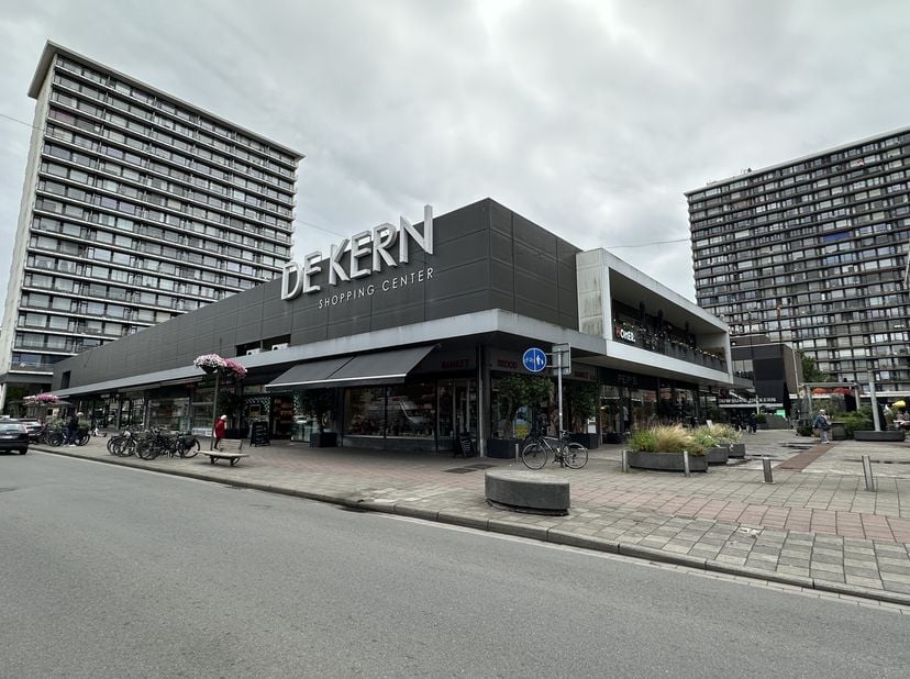 Dit handelspand in shoppingcenter &#039;De Kern&#039; in Wilrijk wordt te huur aangeboden.&lt;br /&gt;
Dit grote pand kan onderverdeeld worden in verschillende ruimte