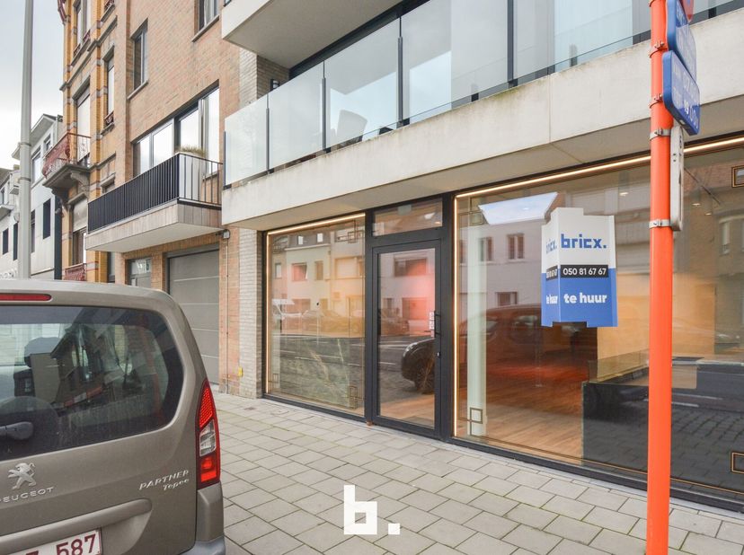 Recent en goed onderhouden, commercieel gelegen.&lt;br /&gt;
Gelijkvloers: Inkom met handelsruimte, voorzien van toonbanken - berging (tussenruimte), met ac