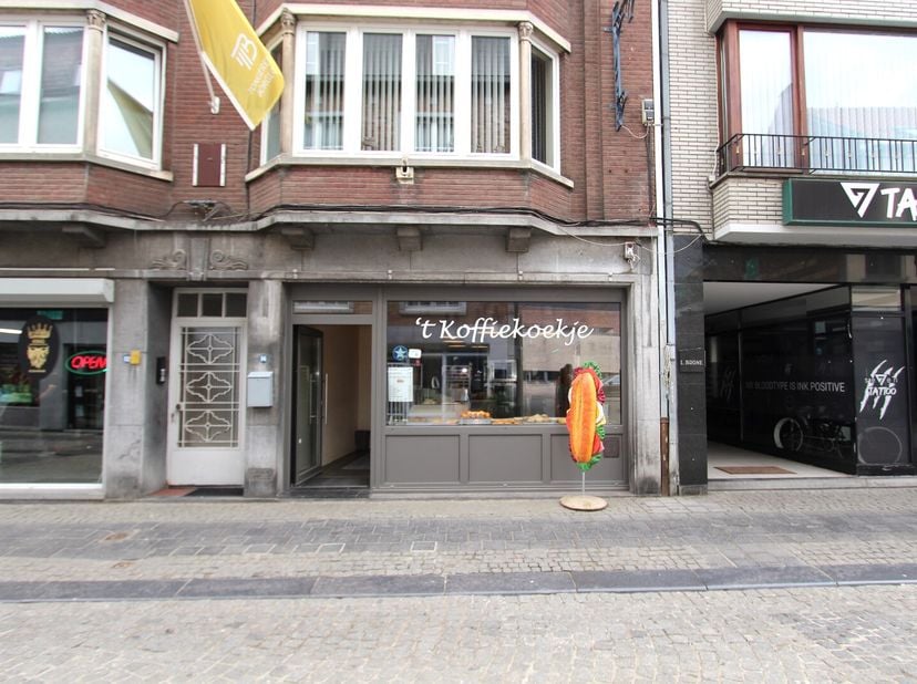 Deze handelsruimte is ideaal gelegen vlakbij de Grote Markt en het commerciële winkelcentrum van Tongeren.&lt;br /&gt;
INDELING: inkom in de winkelruimte va