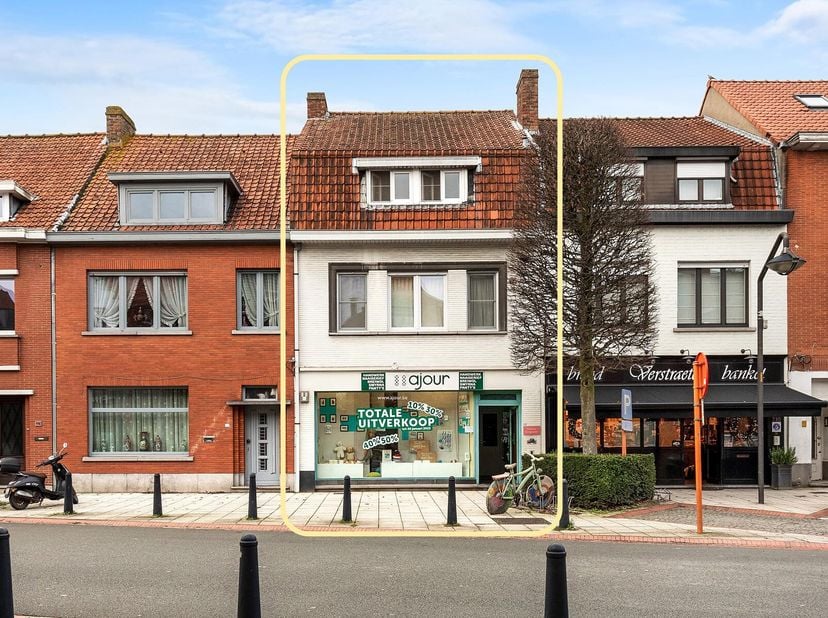 ALTRO VASTGOED VERKOOPT - In het commercieel centrum van Sint-Michiels Brugge ontdek je dit handelspand met bovenliggend verhuurd 4 slpk-appartement.