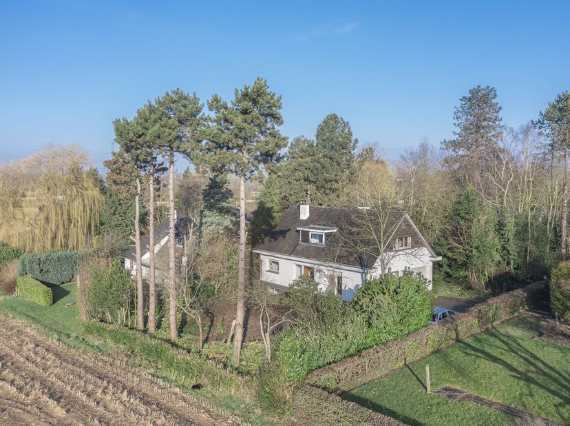 Villa unique située dans le vert, entièrement à rénover.&lt;br /&gt;
Située dans une rue très calme avec une allée et une vue exceptionnelles.&lt;br /&gt;
Grâce à