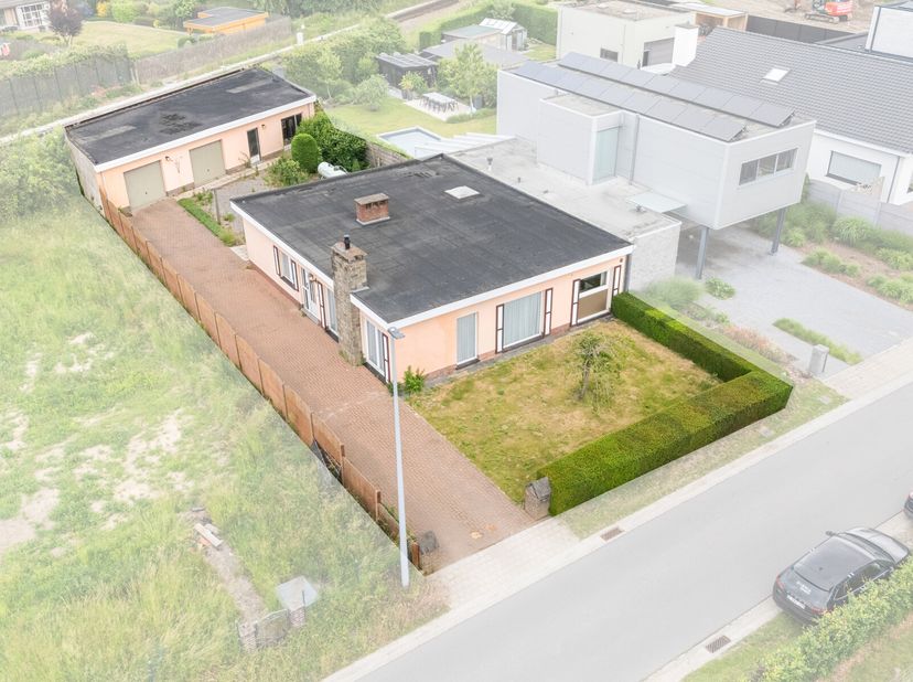 Nabij het centrum van De Pinte treffen we deze te renoveren halfopen bebouwing aan.De woning heeft de volgende indeling: inkomhal met apart gastentoil