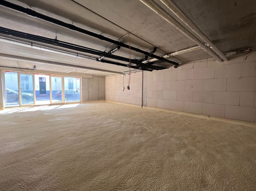 Fenomenaal gelegen nieuwbouw kantoorruimte/handelspand met een oppervlakte van 129 m² te koop aan het Handelsdok, gelegen langs de Doornzelestraat en