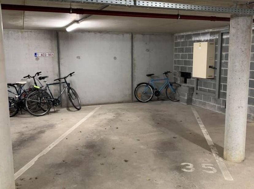 Emplacement de parking couvert et sécurisé, au sous-sol de la « Résidence les Renardières», à l&#039;entrée de la ville de Tournai.&lt;br /&gt;
L&#039;emplacement peu