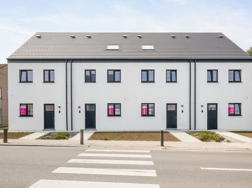 Deze woningen zijn gelegen op een steenworp van het centrum van Staden en beschikken over eigen privatieve parkeerplaatsen.&lt;br /&gt;
De woningen zijn lic