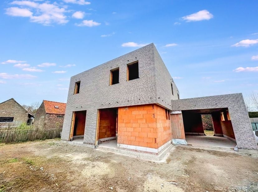 Gelegen in de residentiële en rustige straat Zandhoogte, biedt deze nieuwbouw villa de perfecte combinatie van stijl, comfort en functionaliteit. De w