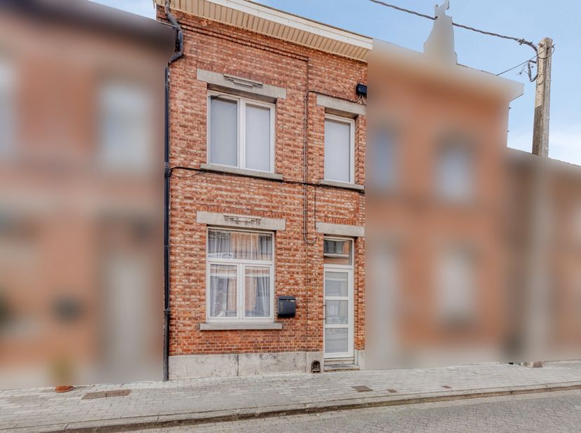 Ontdek deze charmante woning met 3 slaapkamers, centraal gelegen op wandelafstand van scholen, winkels en alle nodige voorzieningen. Deze eigendom is