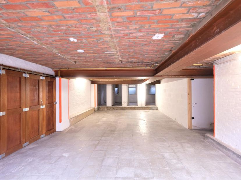 Deze garage/deze opslagruimte situeert zich vlak bij de autosnelweg (E19), in het centrum van Deurne, en kan gemakkelijk bereikt worden langs de straa