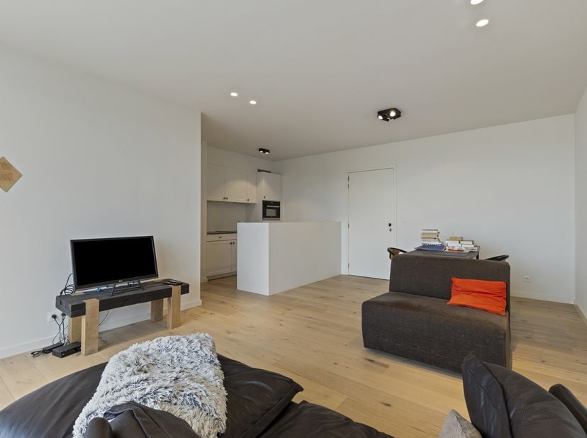 Dit prachtige, energiezuinige appartement van 67 m² biedt een comfortabele en moderne woonervaring. Met twee slaapkamers, een complete badkamer, onder