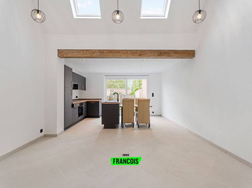 In Roesbrugge (deelgemeente van Poperinge) bevindt zich deze kwalitatief totaal gerenoveerde woning! Deze gezellige woonst heeft vele troeven zoals he