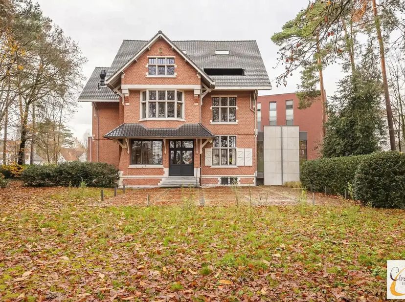 Villa Ullens  Exclusief wonen of werken in het hart van Schoten&lt;br /&gt;
Bent u op zoek naar een uniek en prestigieus pand in het centrum van Schoten? Vi