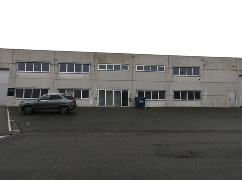 Vlakbij de Buke te Zottegem bevindt zich dit ruim magazijn met kantoorruimte en met parking (plaats voor 20 wagens). Het gelijkvloers van het kantoorg