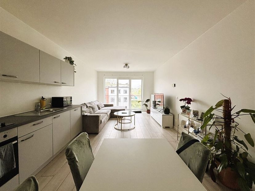 Dans le quartier recherché de Buizegem à Edegem, nous trouvons cet agréable appartement d&#039;une chambre à coucher, prêt à l&#039;emploi, avec terrasses et ga