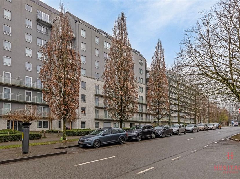 Instapklaar 2-slpk appartement te Sint-Jans-Molenbeek&lt;br /&gt;
Het appartement van 85m² (bruto oppervlakte zoals vermeld in het EPC-attest) bestaat uit e