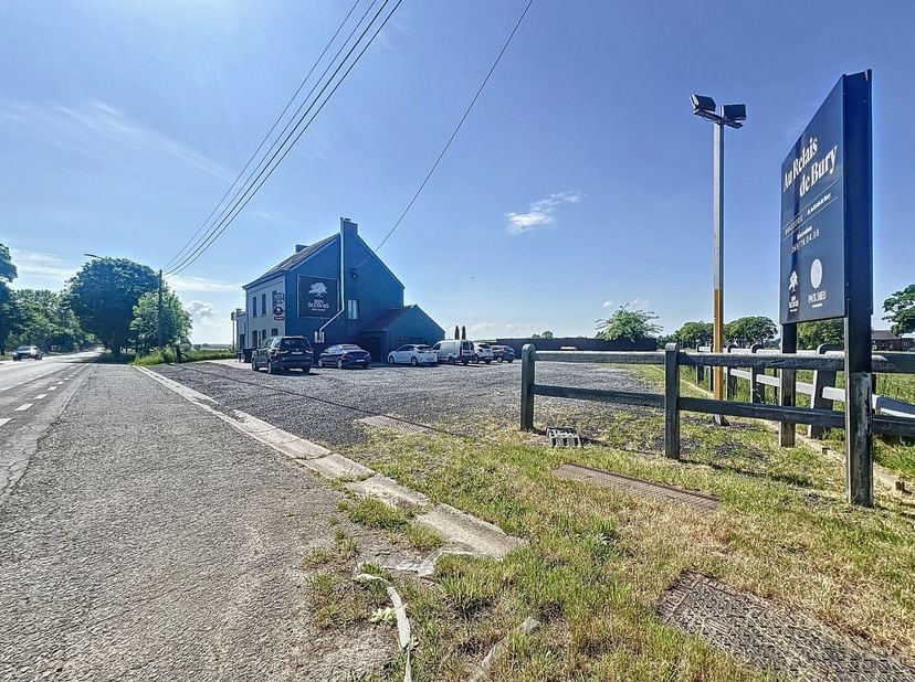 BURY / Om gezondheidsredenen te verkopen Brasserie-restaurant; uitstekende locatie, volledig ingericht en uitgerust, +/- 60 couverts binnen en +/- 90