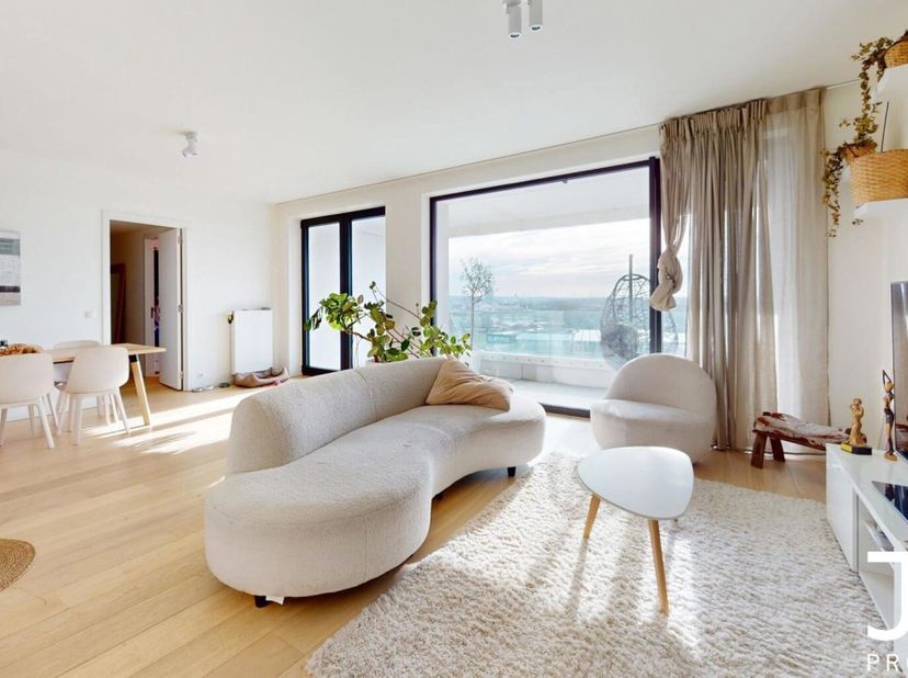 J&amp;J Properties vous présente ce magnifique appartement situé au 11ème étage d&#039;une immeuble de 2020, offrant 127,70m² habitables et une terrasse de 15,