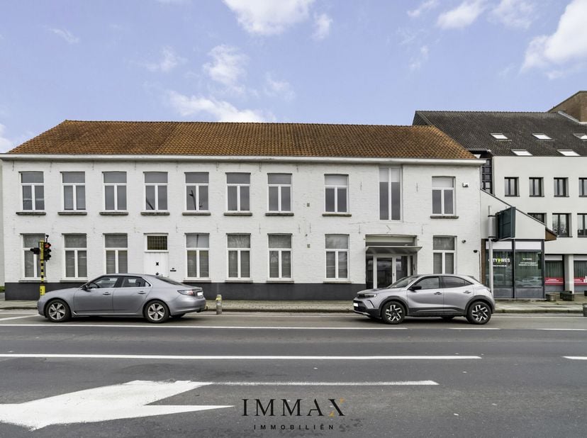Intéressé par ce bâtiment historique &#039;Cour de Versailles&#039; transformé en immeuble de bureaux moderne (1000m² brut - 811 m² net) avec des finitions de q