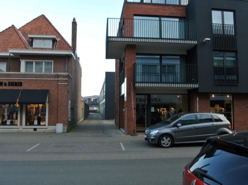 Ondergrondse auto-staanplaats in de residentie Marie Lou, gelegen in het commerciële centrum van Oostkamp.De auto-staanplaats is gemakkelijk bereikbaa