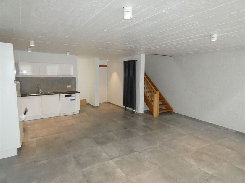 Schitterend triplex appartement met 2 slaapkamers, volledig gerenoveerd, gelegen in het hart van Péruwelz.&lt;br /&gt;
De woning, gelegen in een kleine resi