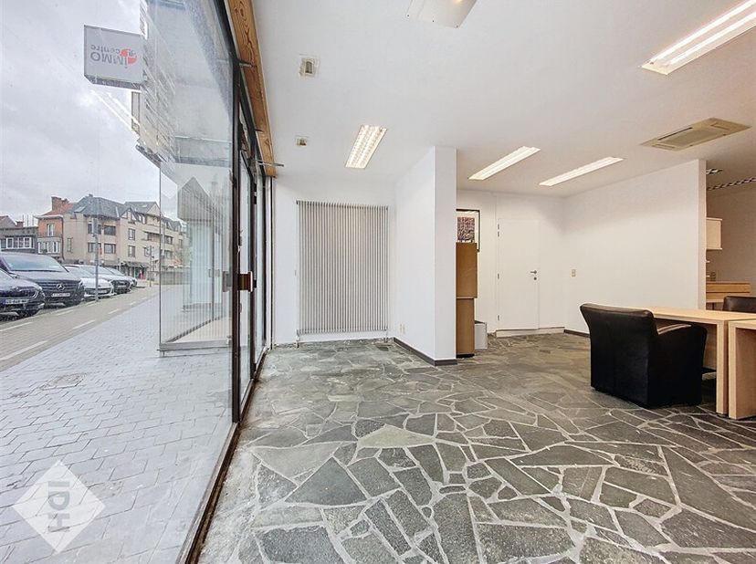 Profitez de l&#039;opportunité d&#039;acquérir un espace professionnel rare à la location, prêt à accueillir votre activité, en plein centre de Mouscron !&lt;br /&gt;