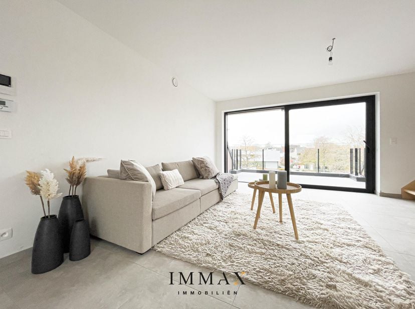 Dit lichtrijke duplex-appartement werd recent gebouwd (2021) en bestaat uit een grote leefruimte met open keuken met volledig geïnstalleerde keuken. O