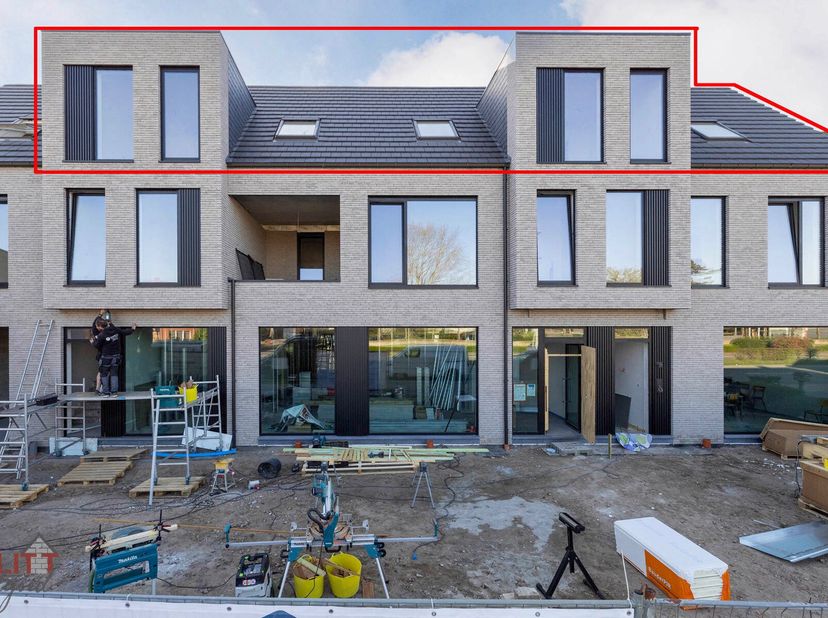 Nieuwbouw penthouse (113m²) met 3 slaapkamers, ruim terras (40m²) en bovengrondse parkeerplaats in het centrum van Zandhoven.&lt;br /&gt;
Indeling: hal; apa